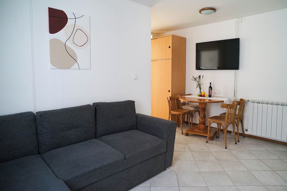 APARTMENTS AND ROOMS DEGRA 24/49