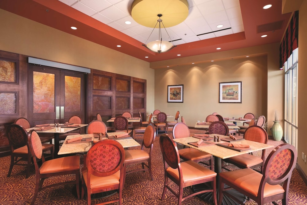 Embassy Suites By Hilton E Peoria Riverfront Conf Center 39/60