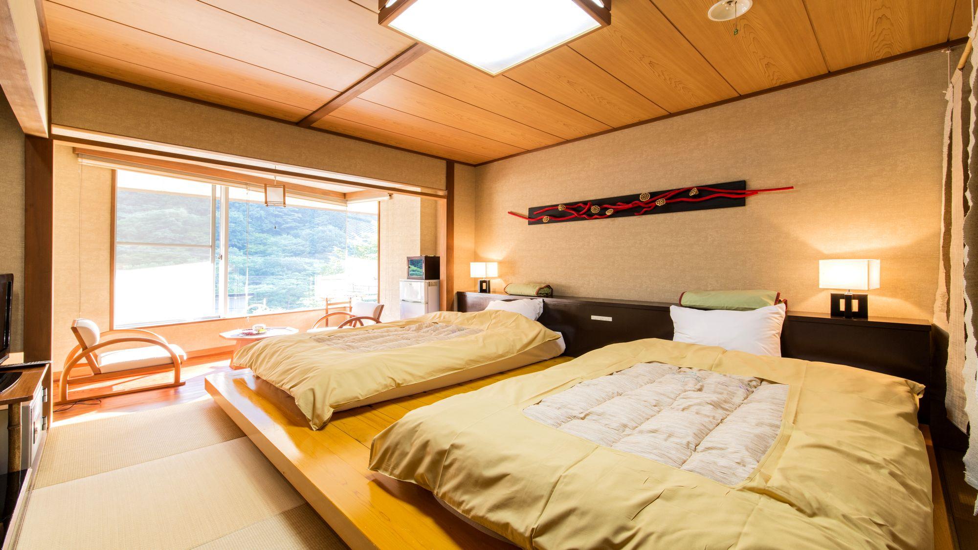 غرفة يابانية قياسية بإطلالة على الجبل مفردة بسريرين منفصلين