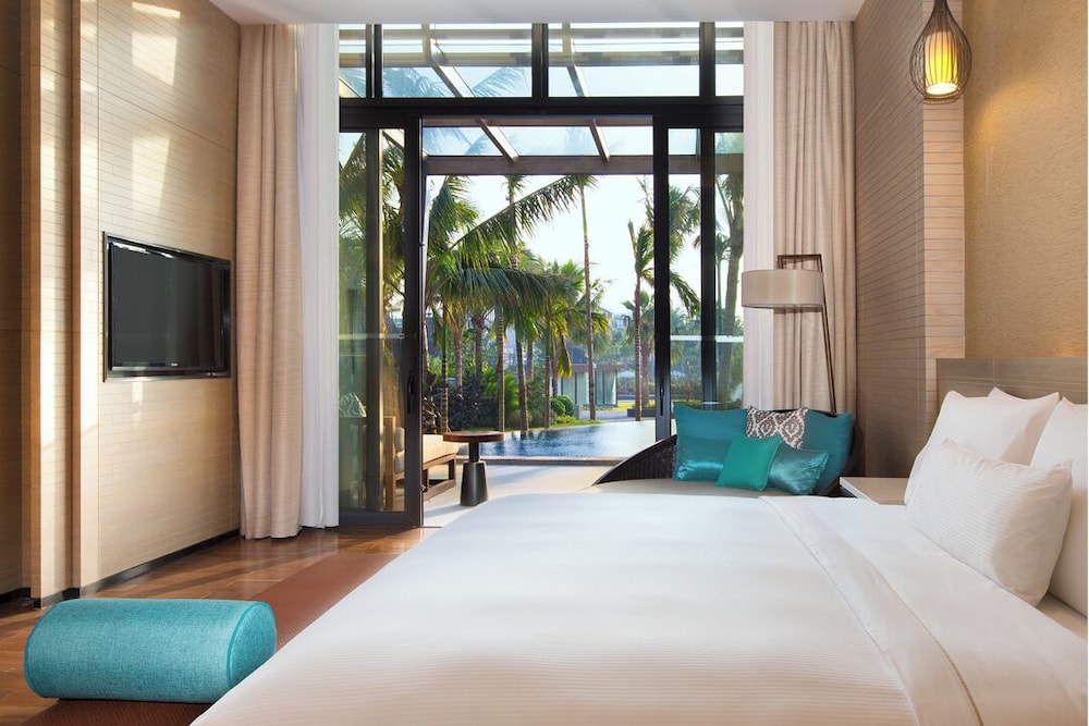 2 Bedrooms, Family Suite, 2 Double Beds, Side Pool View, Balcony