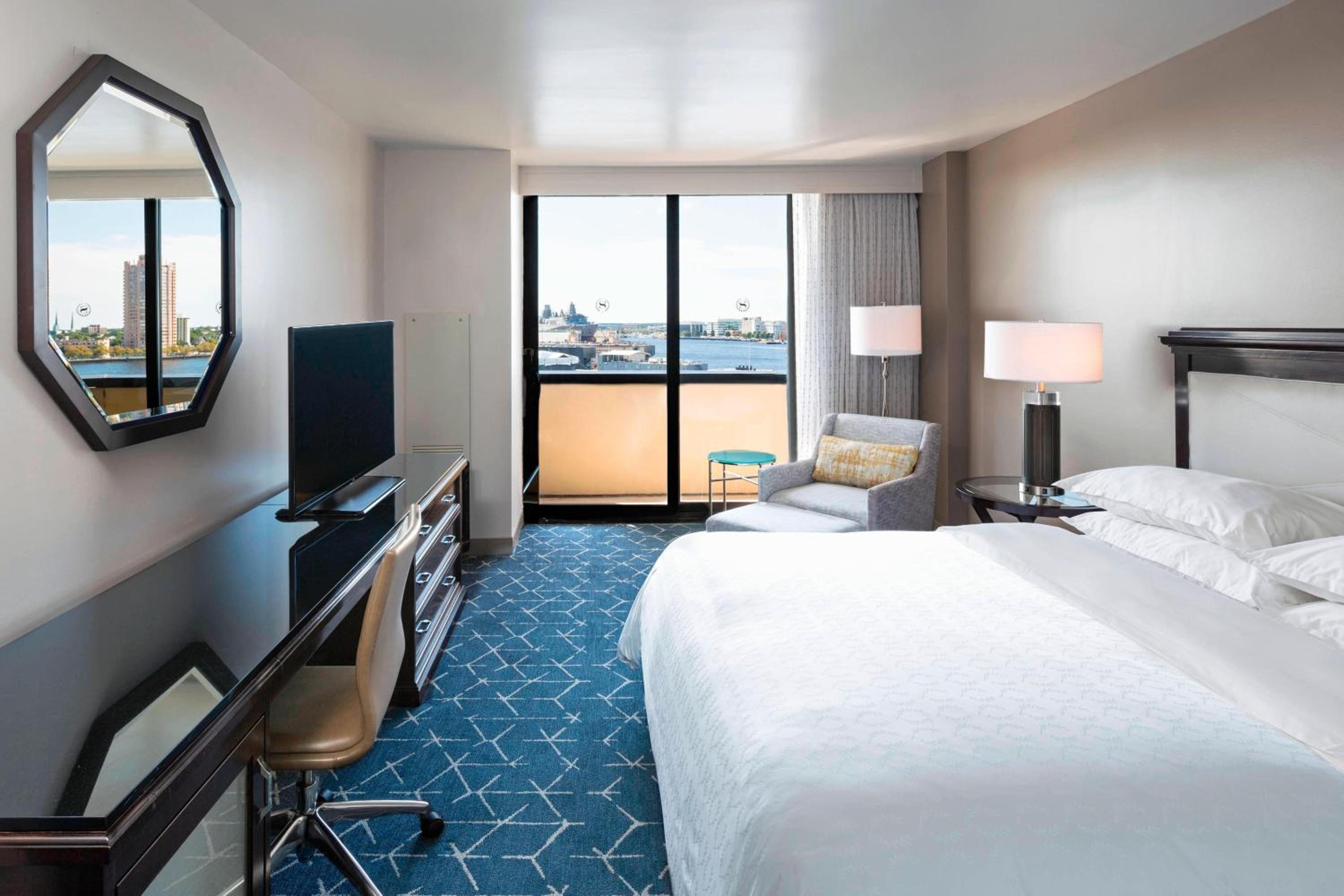 Guest Room, King Bed, Harbour View, Club Lounge Access