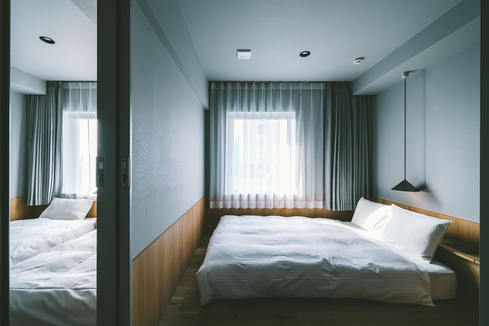 CONNECTING, TWIN BEDS