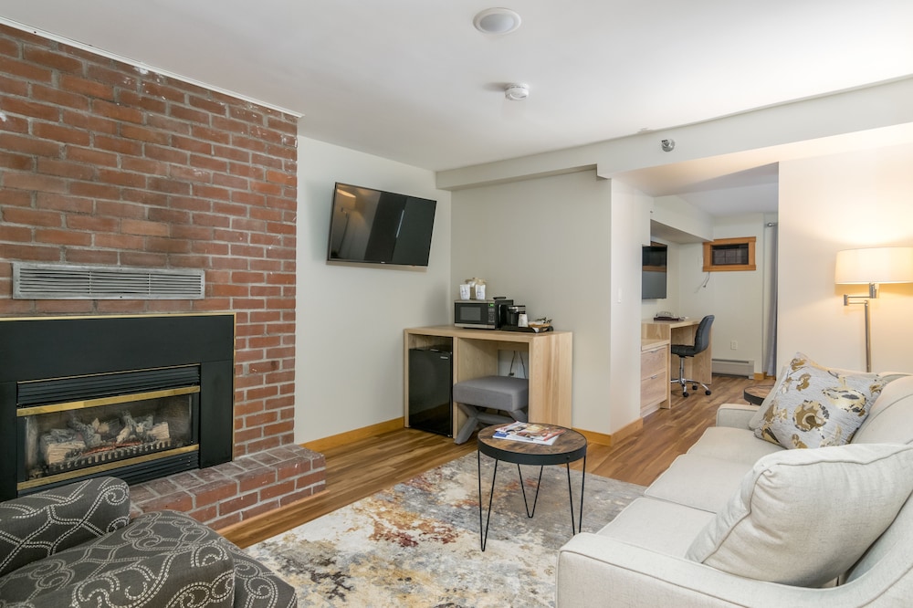 Grey Fox Inn Resort 48/66