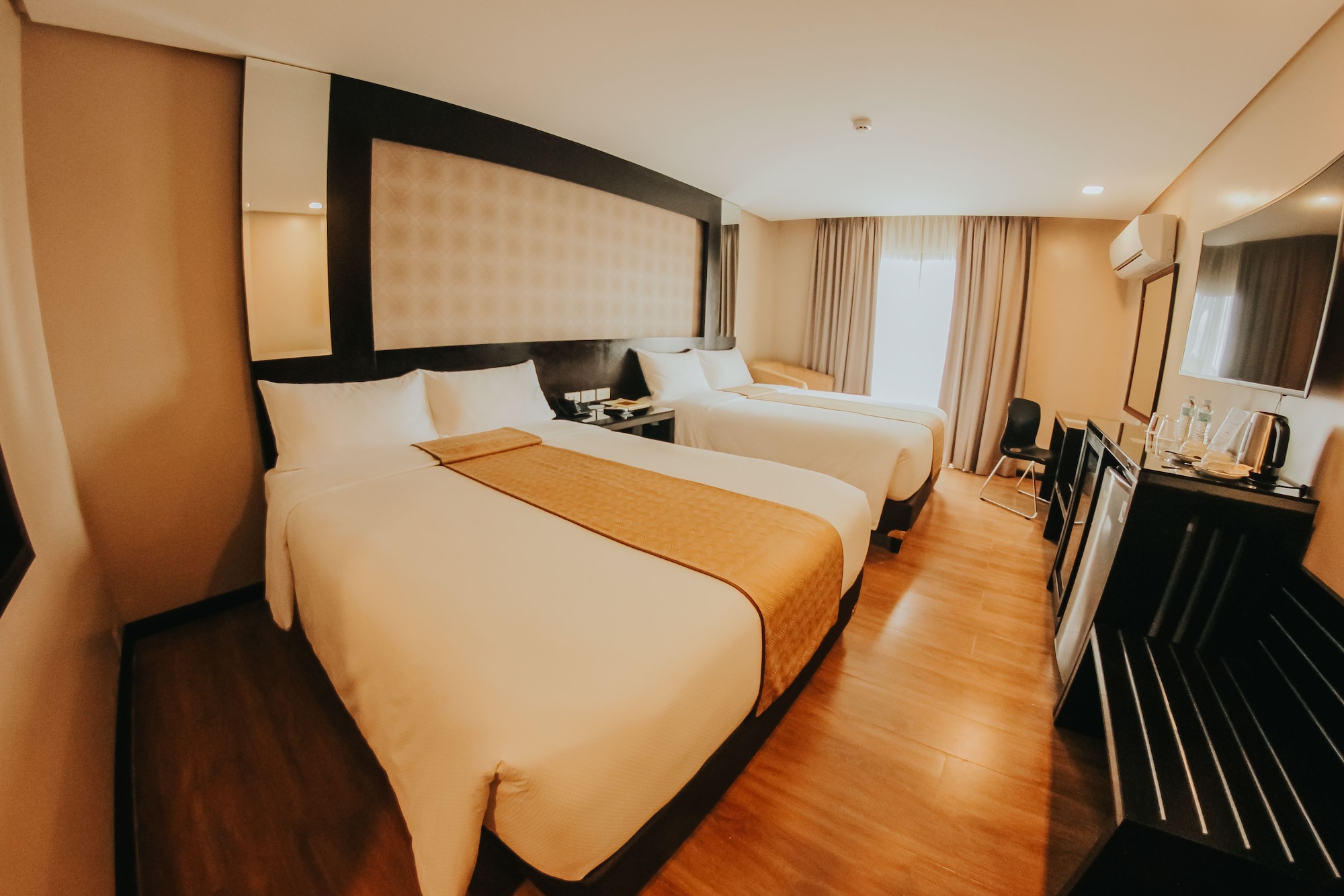 DELUXE, 2 QUEEN BEDS, WEST WING