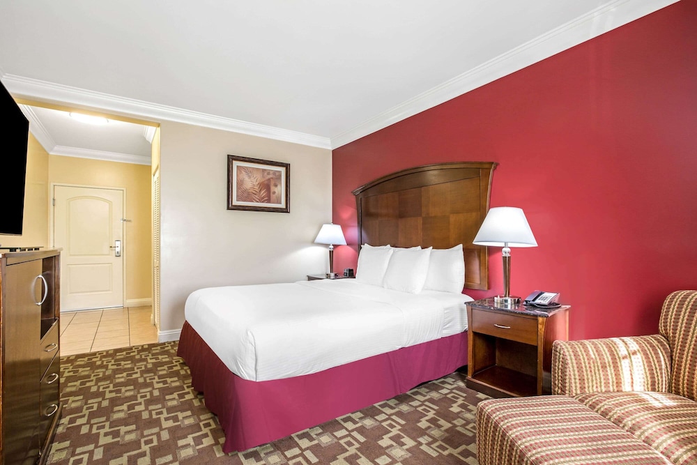 La Quinta Inn Suites Moreno Valley 8/53