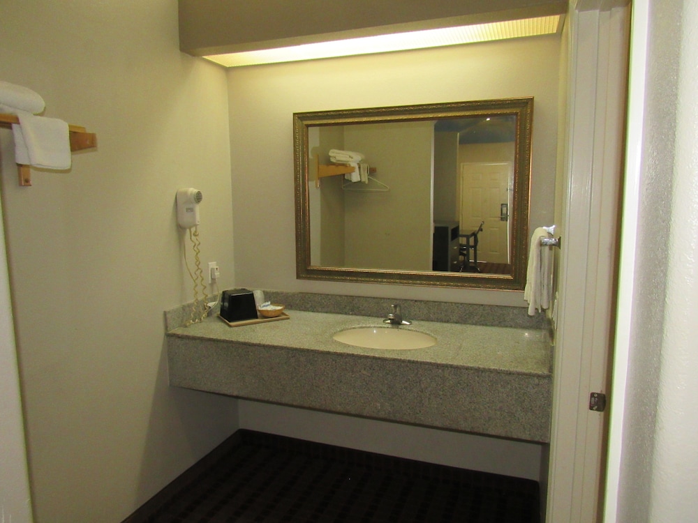 Camelot Inn &amp; Suites Highway 290/NW Freeway 6/36
