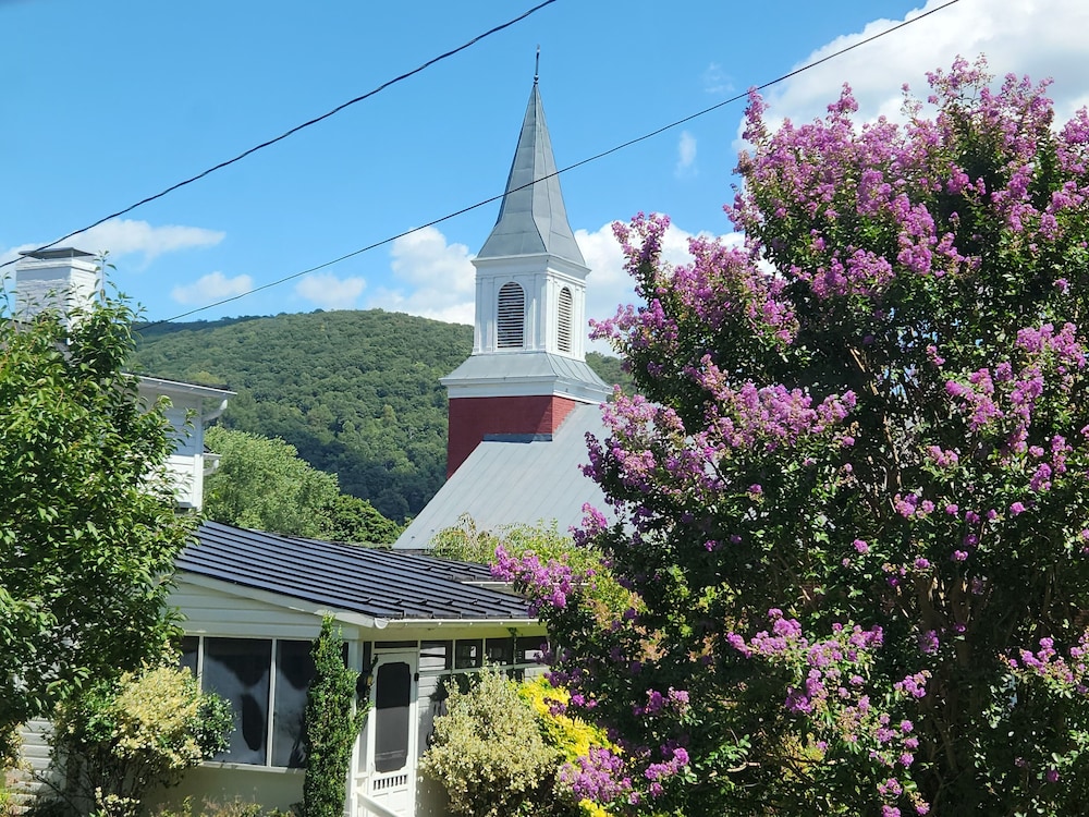 Lily Garden Bed and Breakfast 26/28