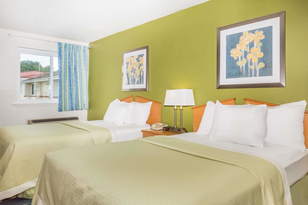 Days Inn & Suites By Wyndham Bridgeport - Clarksburg 3/42