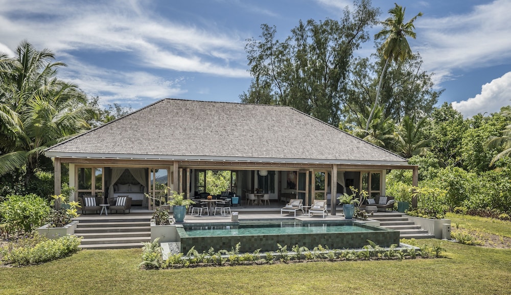 FOUR SEASONS RESORT SEYCHELLES AT DESROCHES ISLAND 1/58