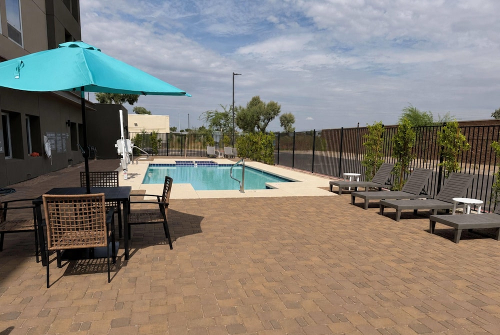 La Quinta Inn & Suites by Wyndham Phoenix near State Farm St 44/48