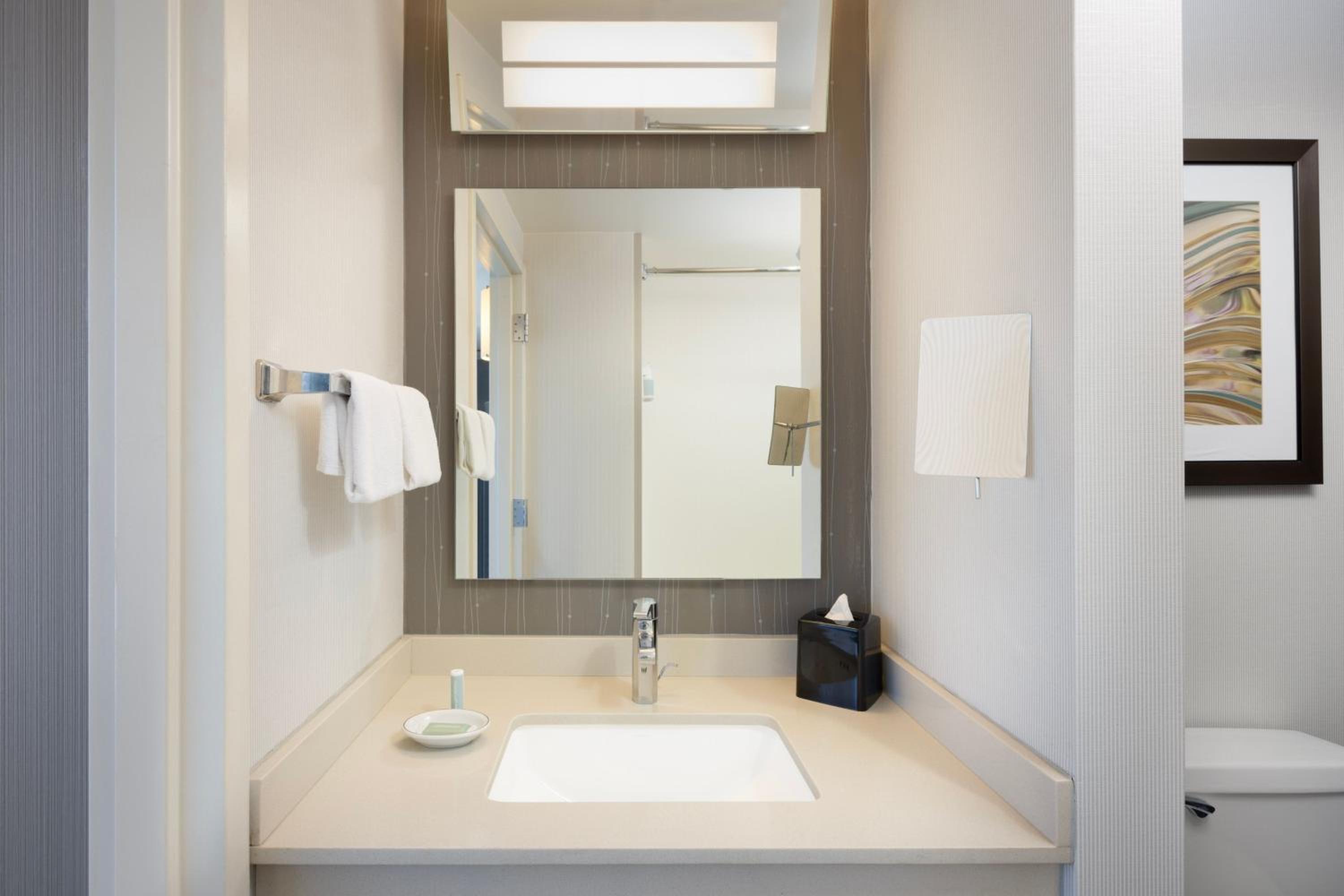 غرفة بسرير كينج مع أريكة في طابق مرتفع، Courtyard Chicago Downtown/Magnificent Mile 8/9