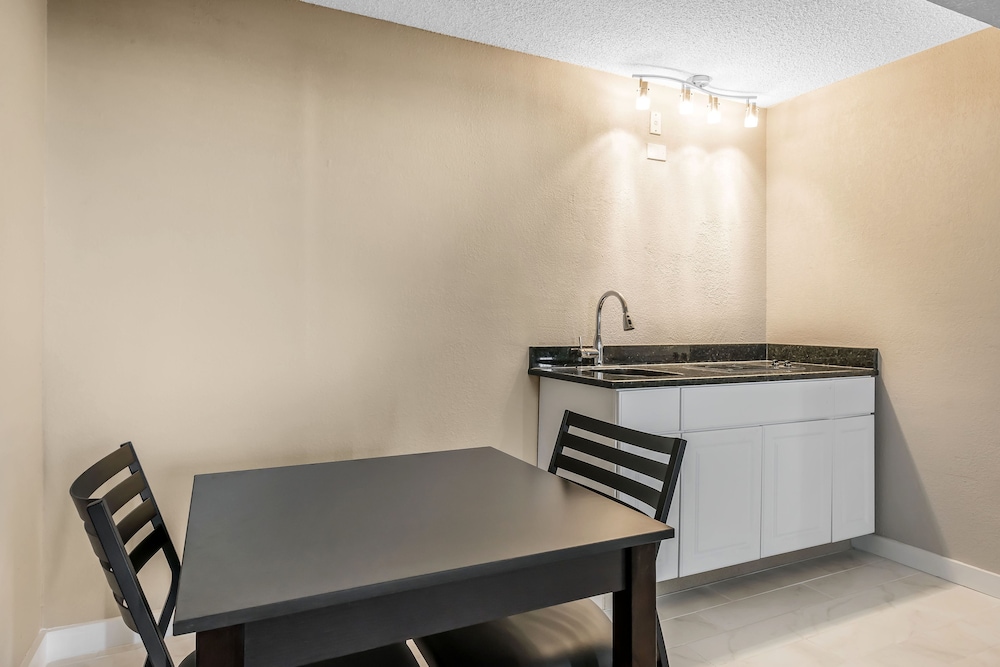 Quality Inn & Suites Kissimmee near Main Gate 25/41