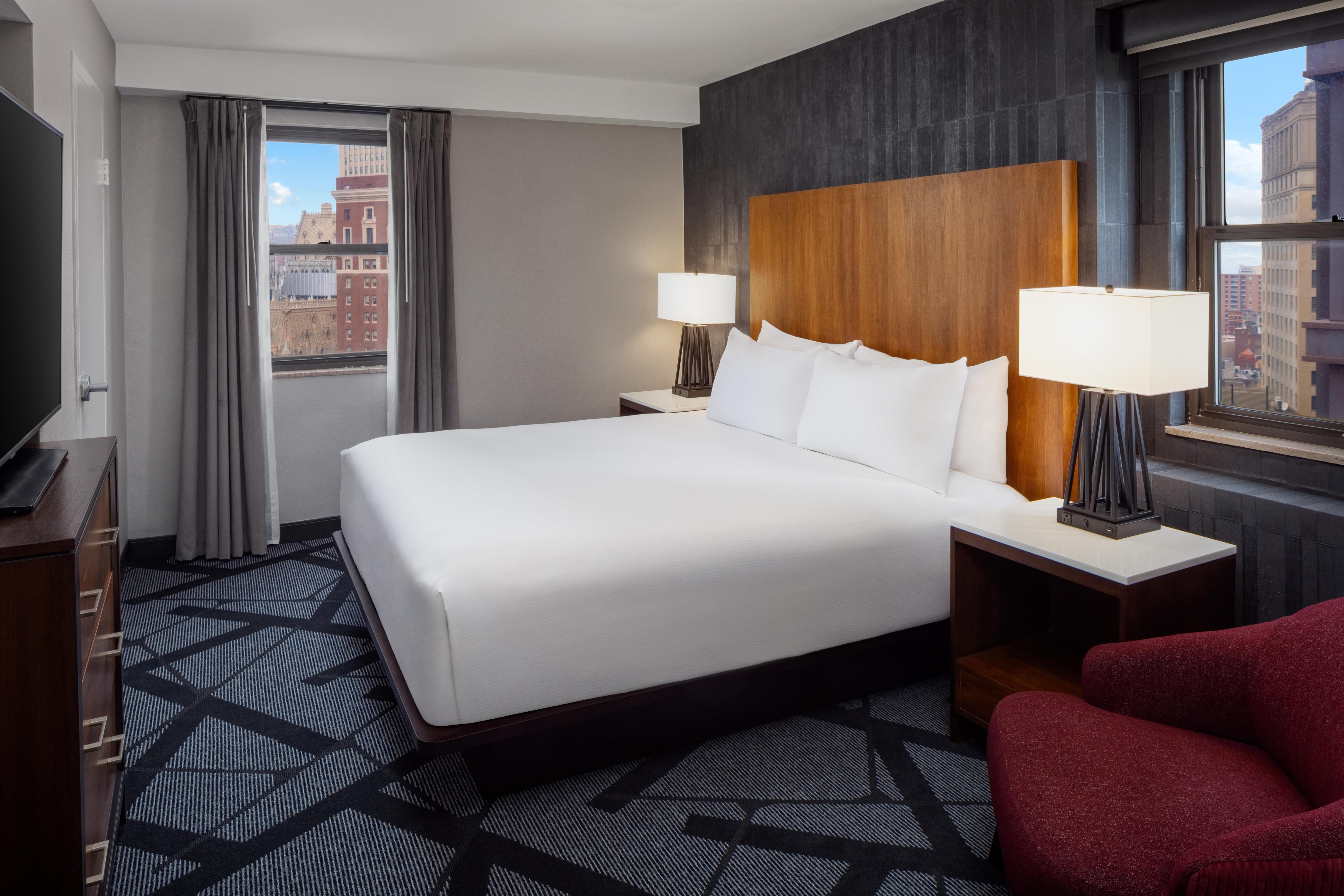2 ROOMS, SUITE, KING BED, CITY VIEW, CORNER