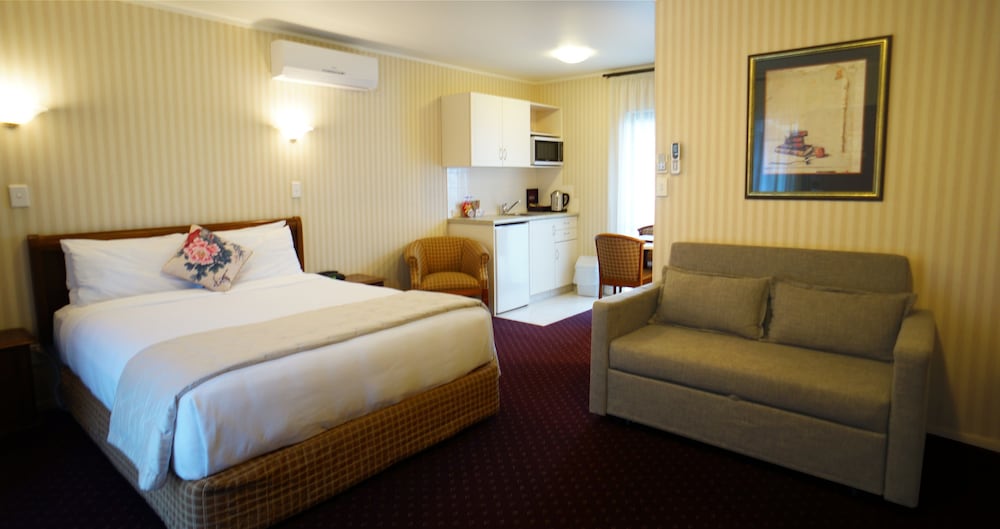 Cornwall Park Motor Inn 9/47