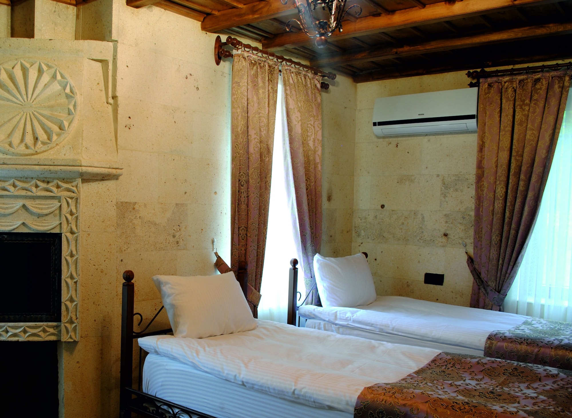 ROOM, TWIN BEDS