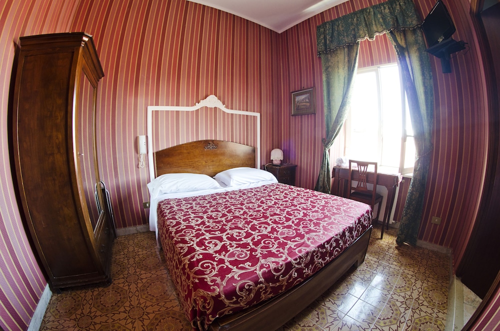 ROOM, DOUBLE BED