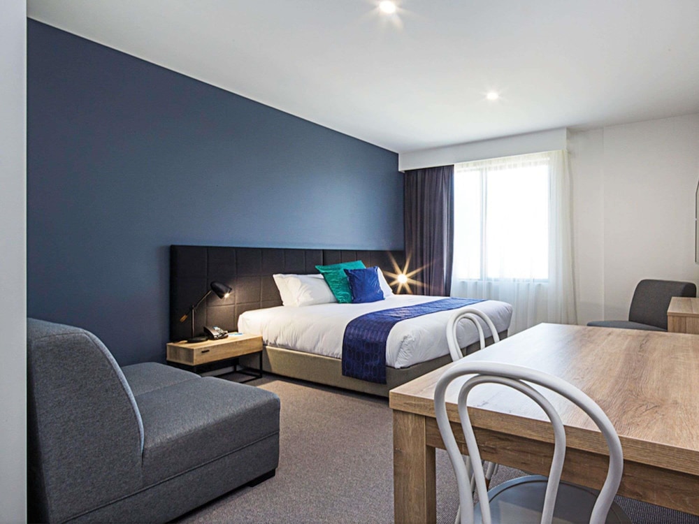 2 BEDROOMS, SUITE