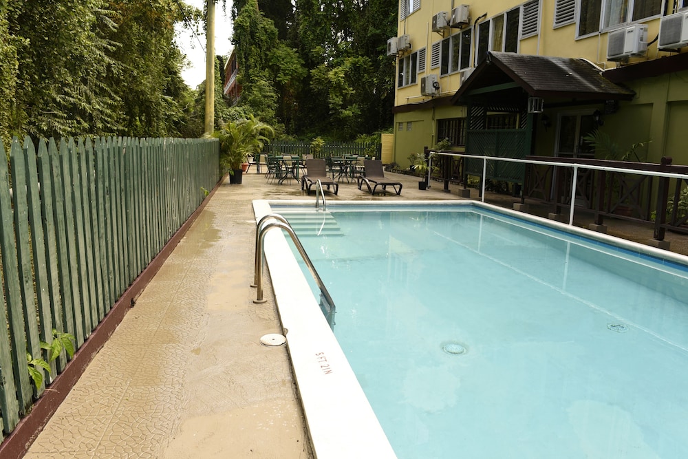 Pineapple Court Hotel 34/36