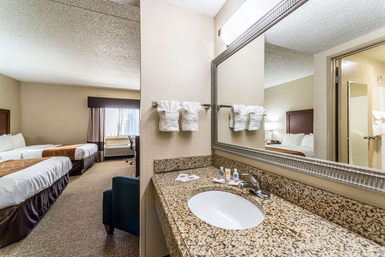 غرفة بسريرين مزدوجين، Comfort Inn Festus-St. Louis South 2/2