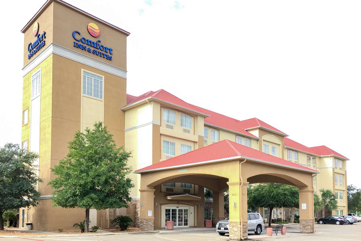 Comfort Inn & Suites Near Six Flags & Medical Center 2/36