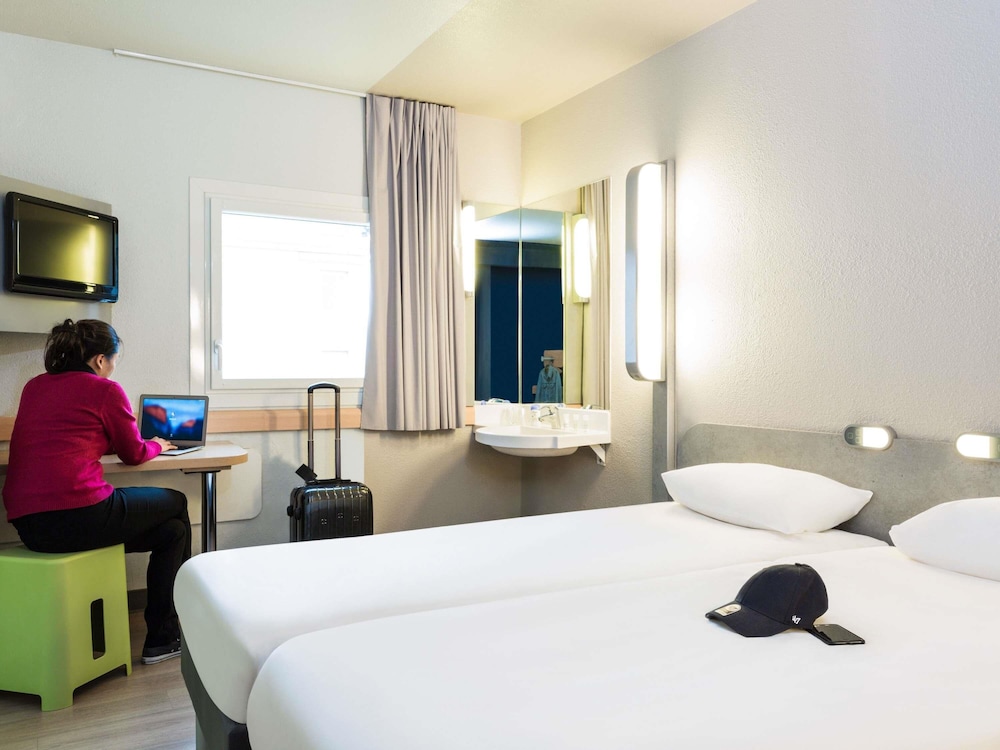 ROOM, TWIN BEDS