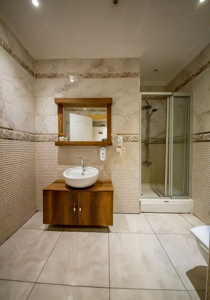 Royal Garden Suite Hotel 8/45