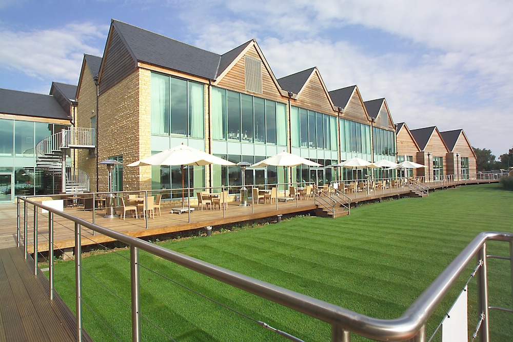 De Vere Cotswold Water Park 62/68
