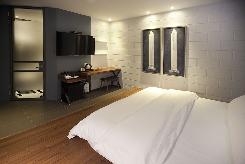 Brown Dot Hotel 9/39