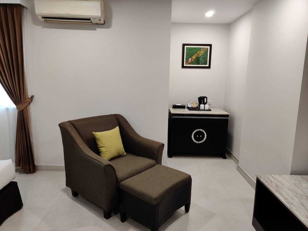 Mac Boutique Suites 40/69