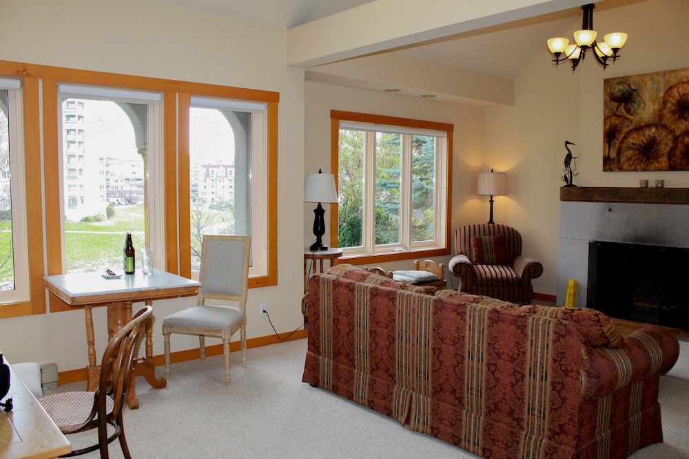 Spinnakers Brew Pub Guest Houses 42/58