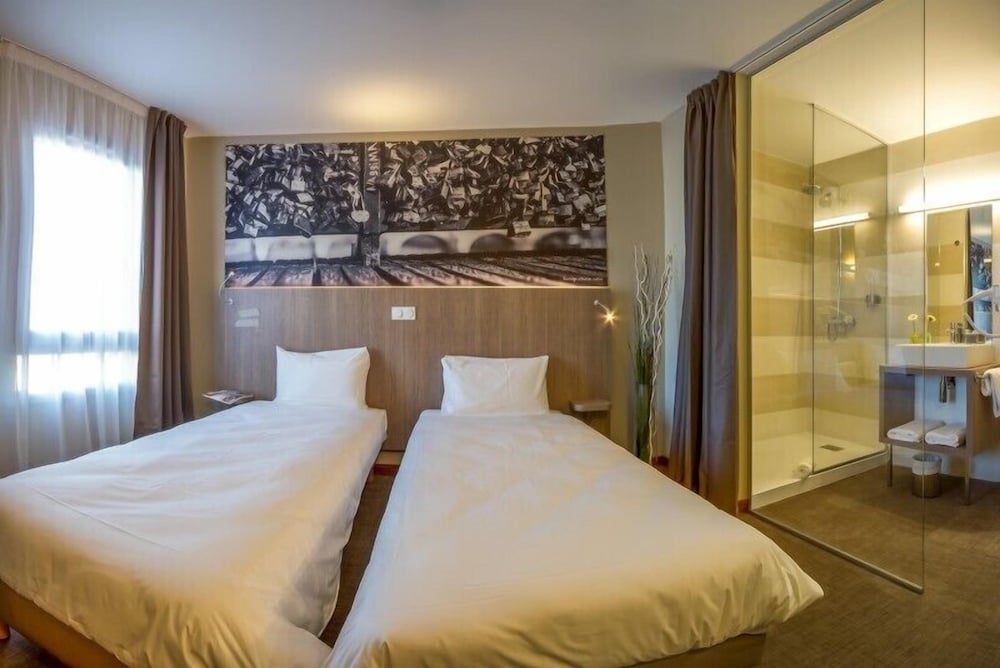 ROOM, TWIN BEDS
