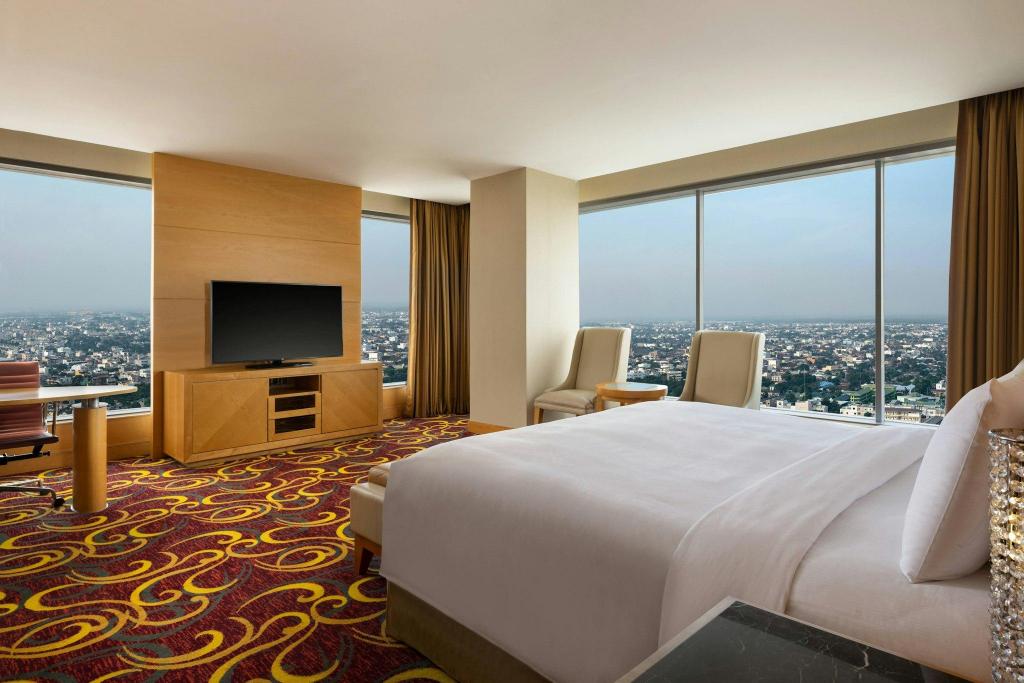 1 Bedroom, Ambassador, Suite, King Bed, Panoramic City View, Executive Lounge Access, Large