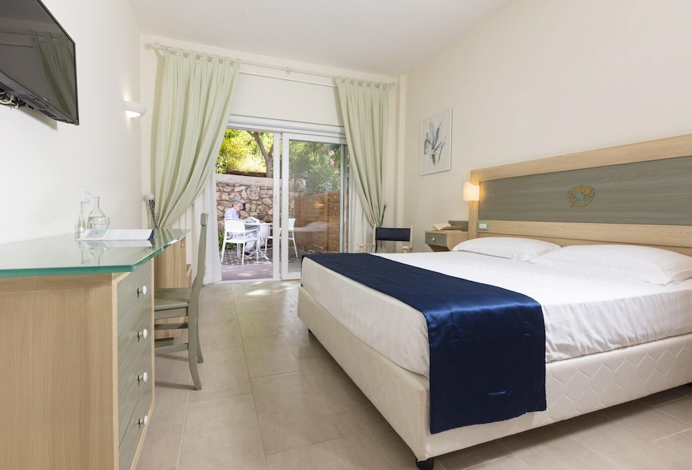 SUMMIT HOTEL 24/70