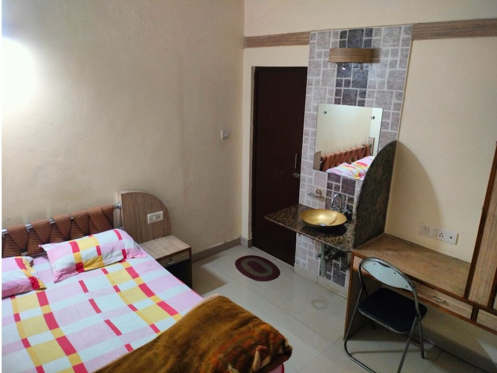Rahul Guest House 18/50