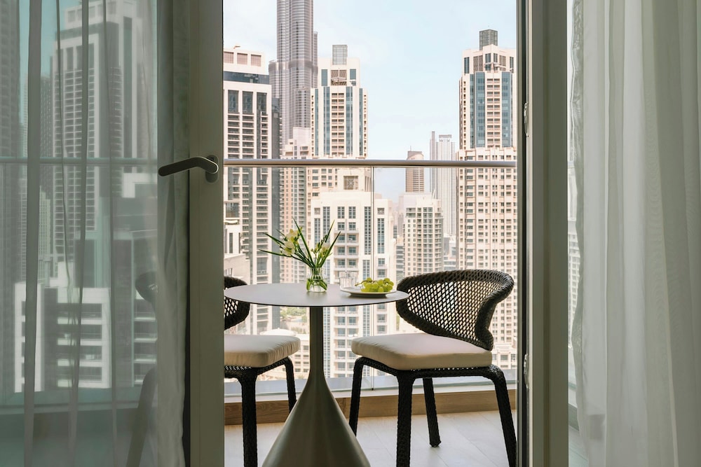 Aura Suites Downtown 42/48