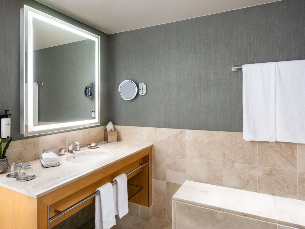 JUNIOR SUITE, KING BED, SOFA
