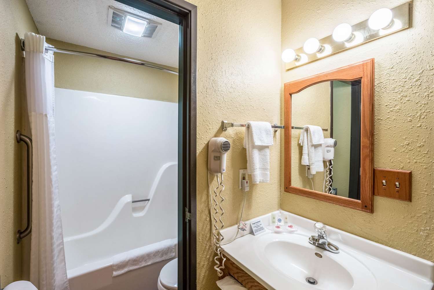 Quality Inn Scottsbluff NE 24/24