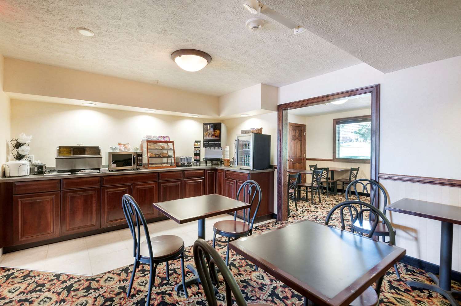 Rodeway Inn and Suites Charles Town WV 32/45