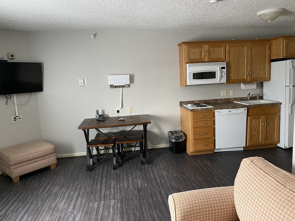 Days Inn & Suites by Wyndham Green Bay WI. 32/38
