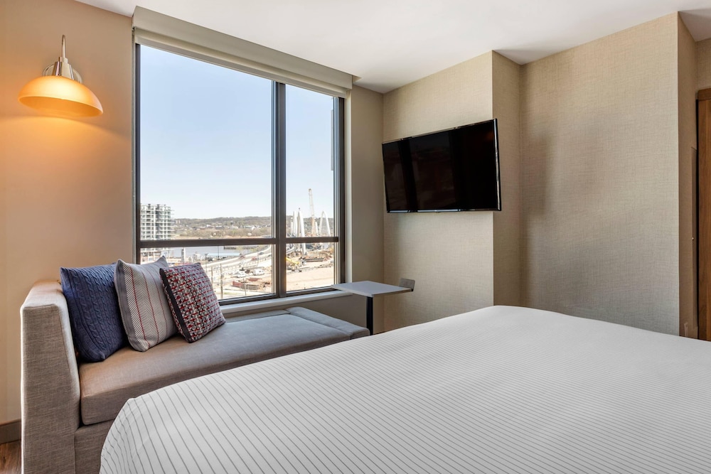 EXECUTIVE, SUITE, KING BED, SOFA