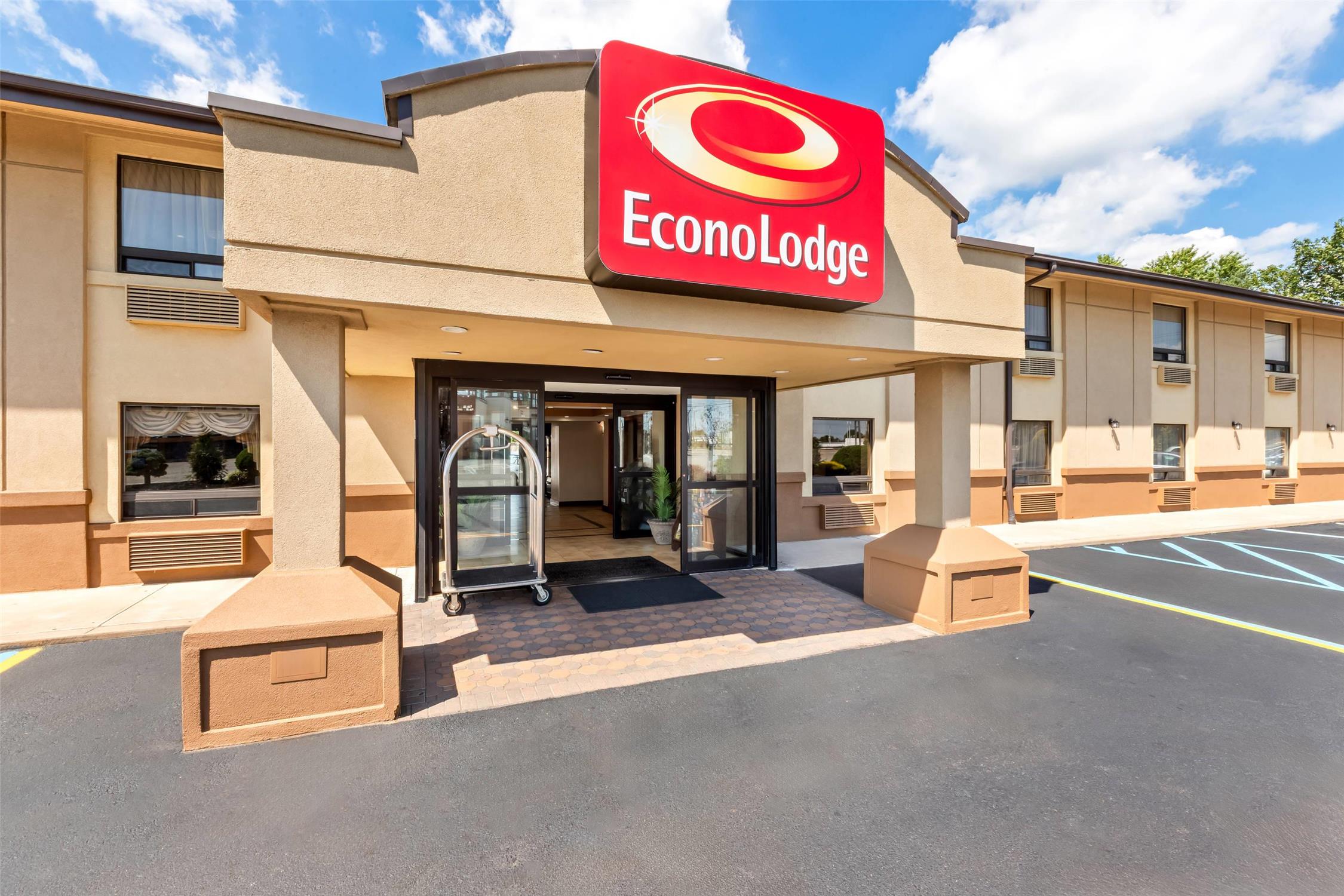 Econo Lodge Woodbridge 33/36
