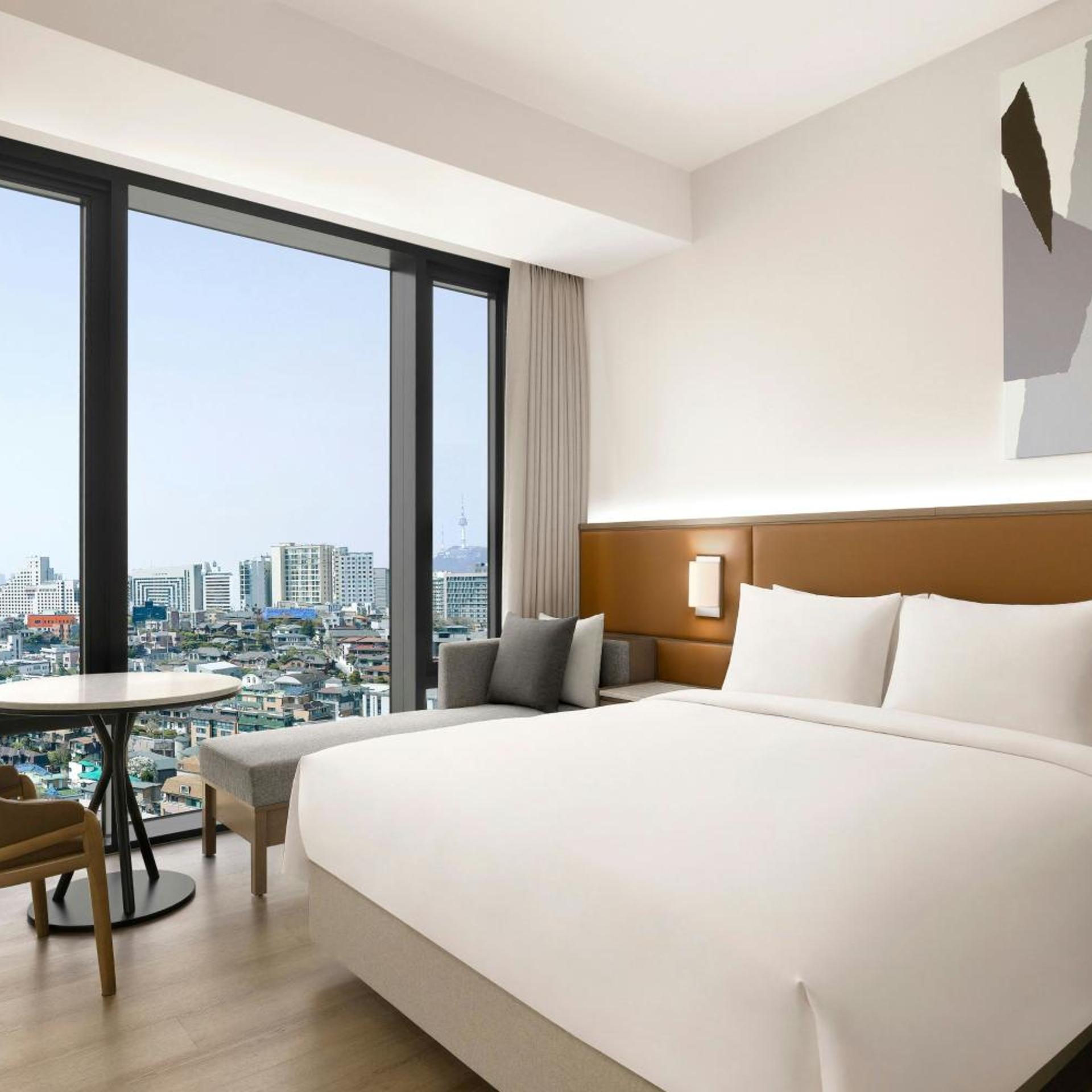 Room, Queen Bed, Skyline View