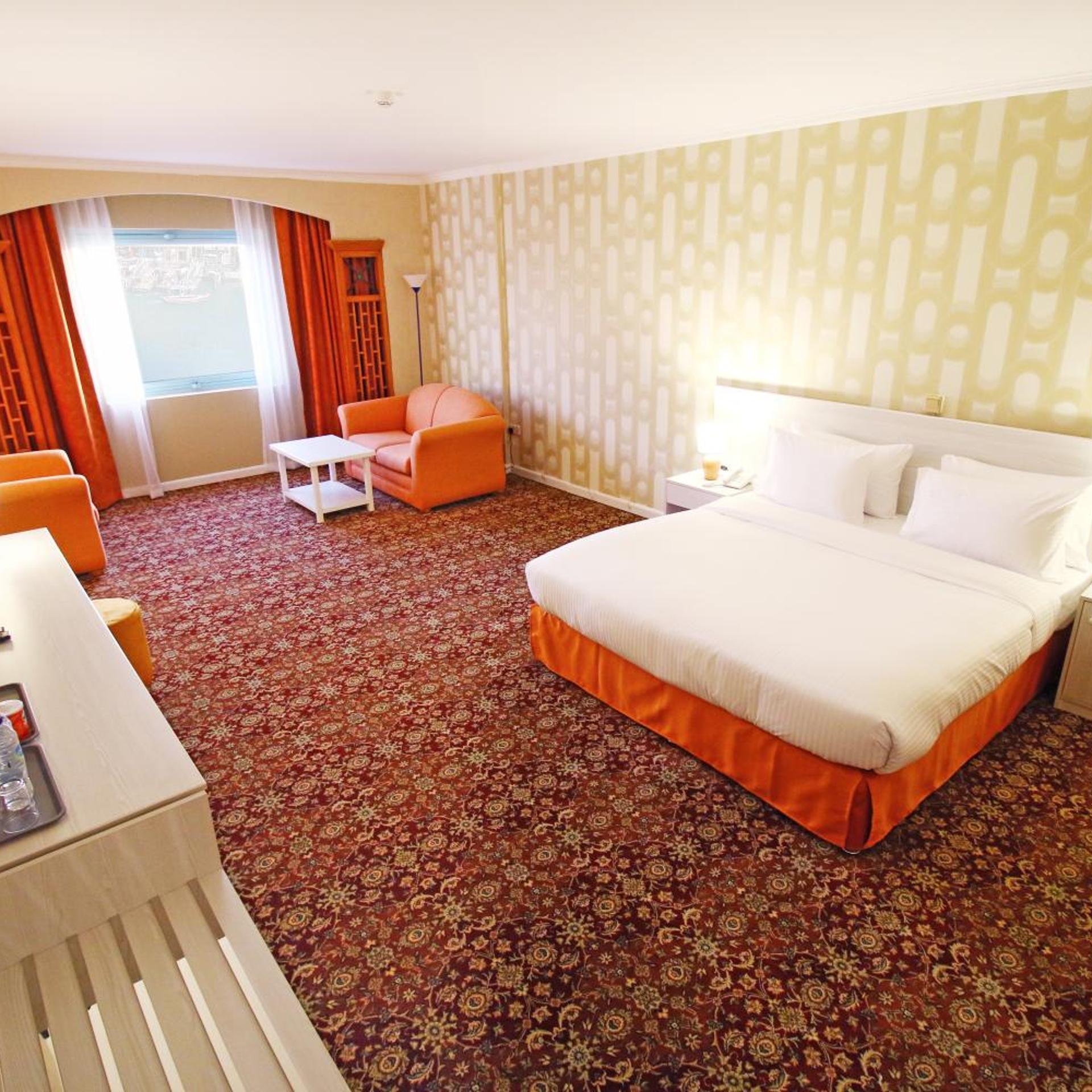 Grand, King Bed, Creek View