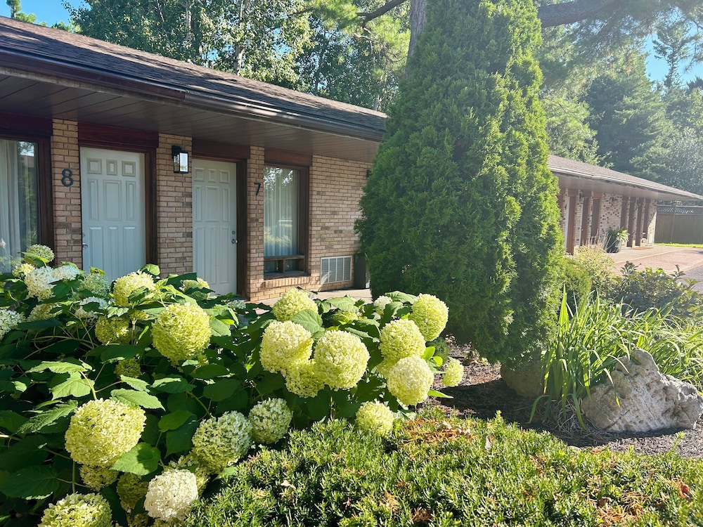 Rideau Heights Inn 53/54