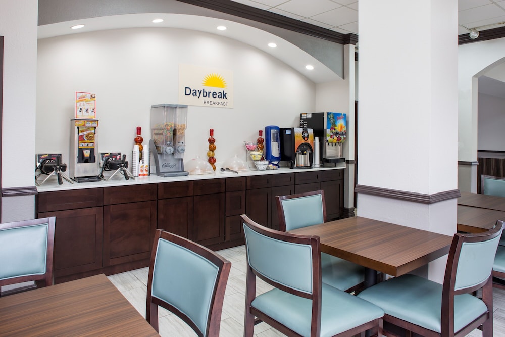 Days Inn & Suites by Wyndham Orlando Airport 18/28