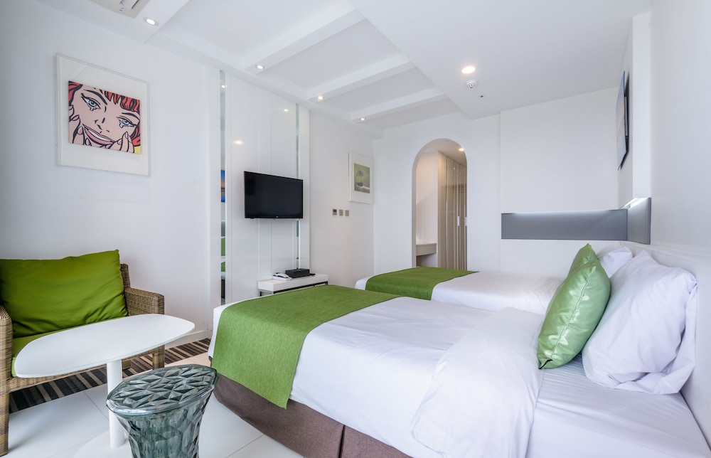 Green, Family, 1 Queen and 1 Single Bed, Partial Sea View