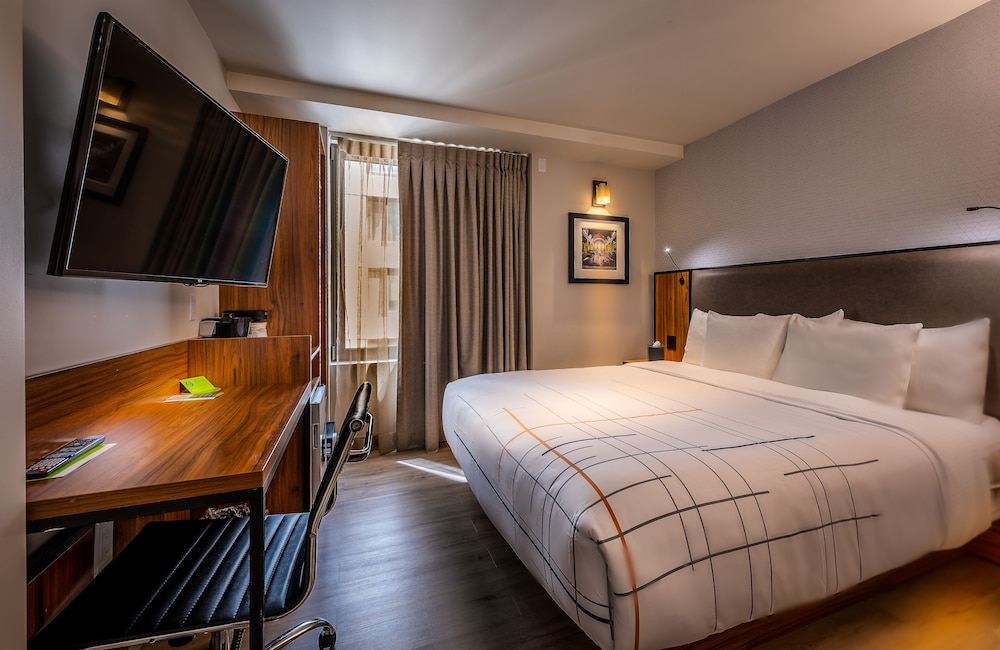 La Quinta Inn Suites By Wyndham Times Square South 10/60