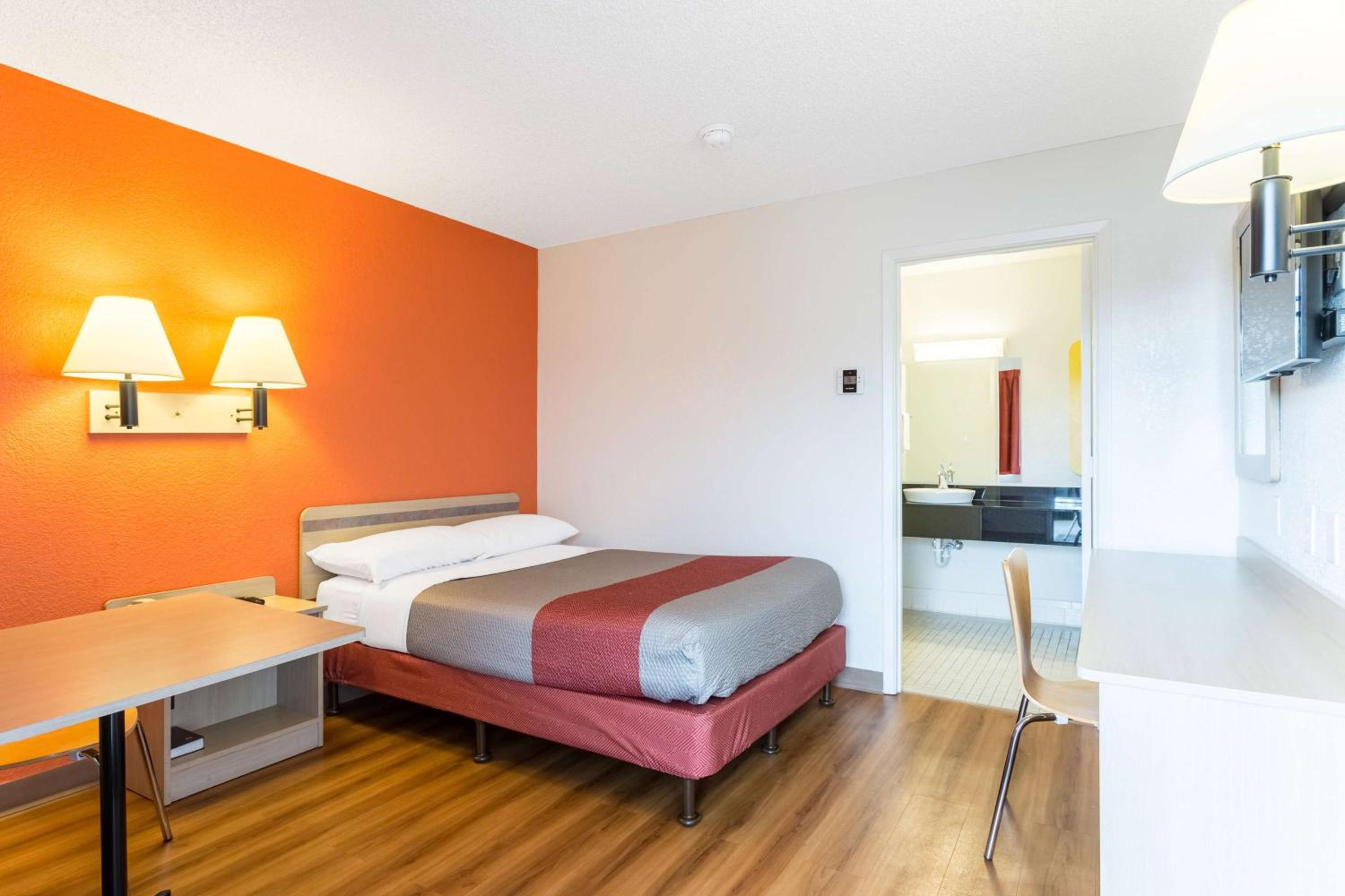 1 Full Bed - ADA/Tub
