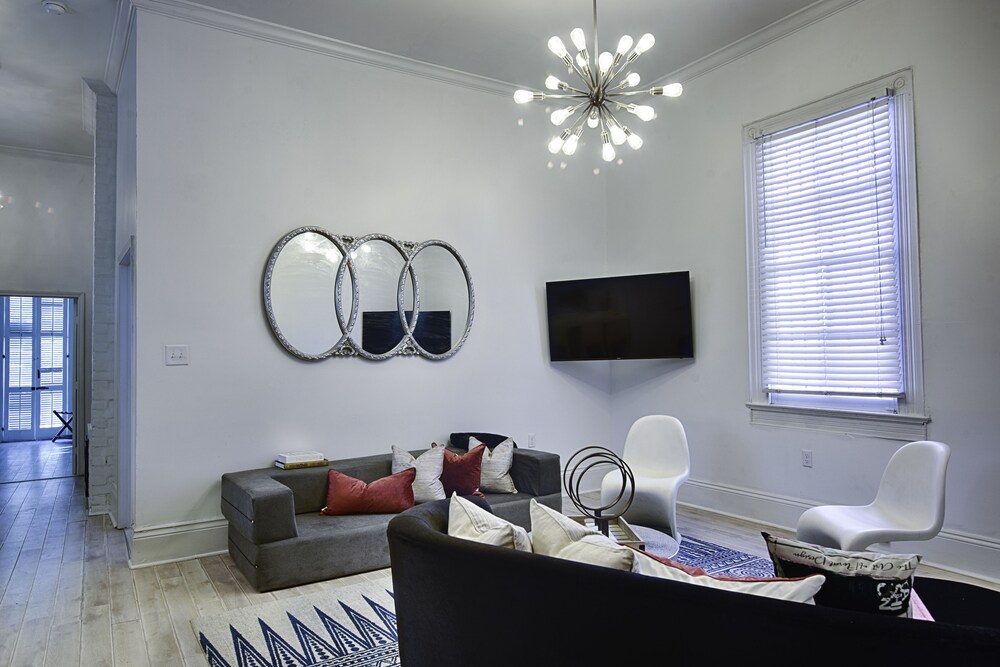 Best Location 7BR Next to FR Quarter! By YouRent 23/48