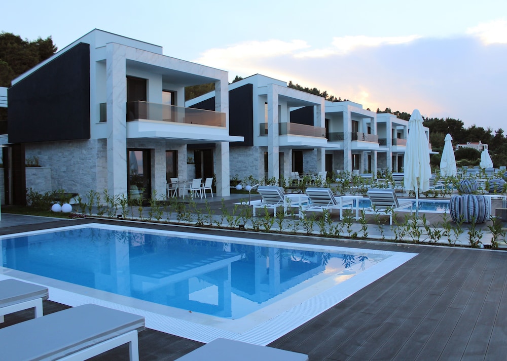 Crystal Villas & Suites 2/39